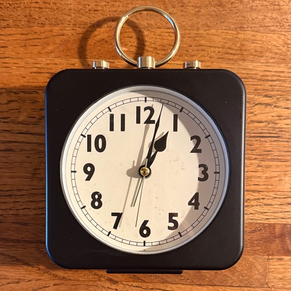 Classic Retro Vintage inspired traditional desk clock. Battery operated.